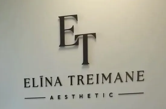 Sienas zīme kabinetā – monogramma ET un uzraksts „Elīna Treimane Aesthetic”